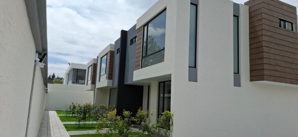 vista exterior casas en cumbaya